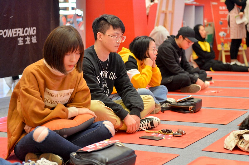 「ぼんやり大會(huì)」に百數(shù)名が參加　選手が各自の「腕前」を披露