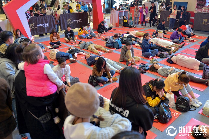 「ぼんやり大會(huì)」に百數(shù)名が參加　選手が各自の「腕前」を披露