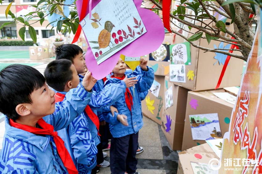 小學生が落ち葉と詩を組み合わせた手作り工作體験　浙江省長興県