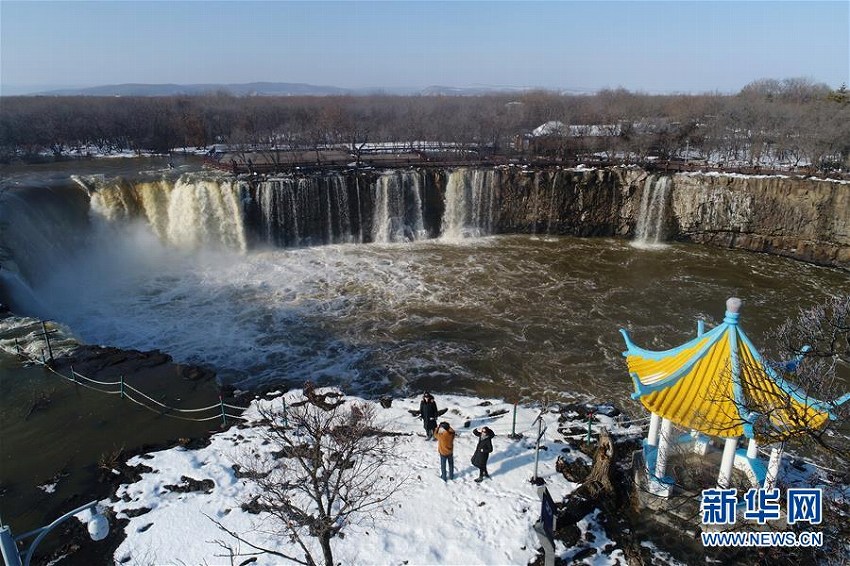 冬の大瀑布の絶景広がる黒竜江省鏡泊湖