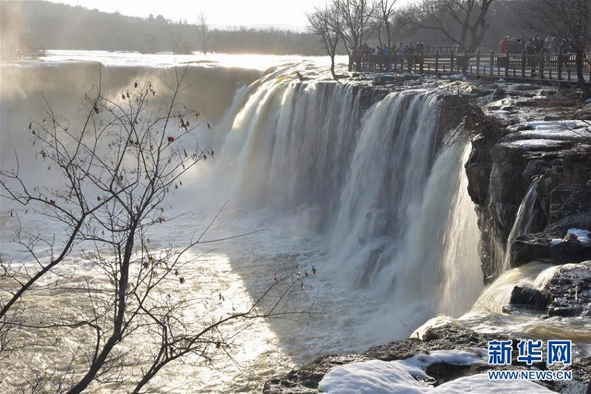 冬の大瀑布の絶景広がる黒竜江省鏡泊湖