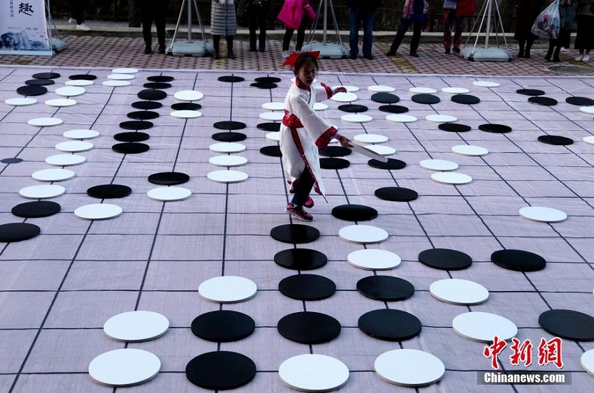 百メートル四方の碁盤(pán)上で碁石を動(dòng)かす小さな棋士たち