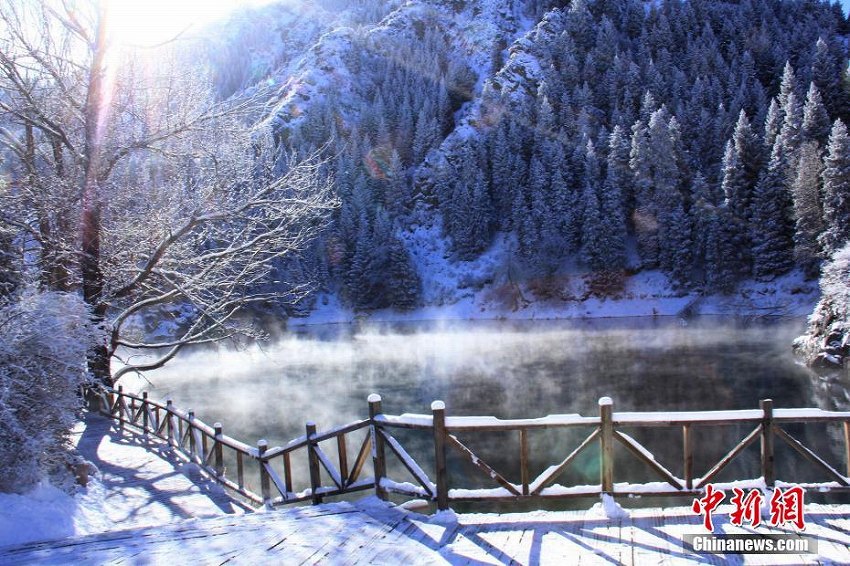 天山天池景勝地が氷雪の世界に　新疆ウイグル自治區(qū)