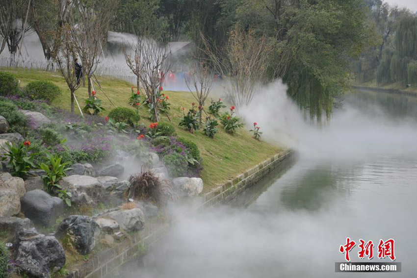 成都市市內(nèi)に設(shè)置された「PM2.5」除去用のミスト噴射裝置始動(dòng)