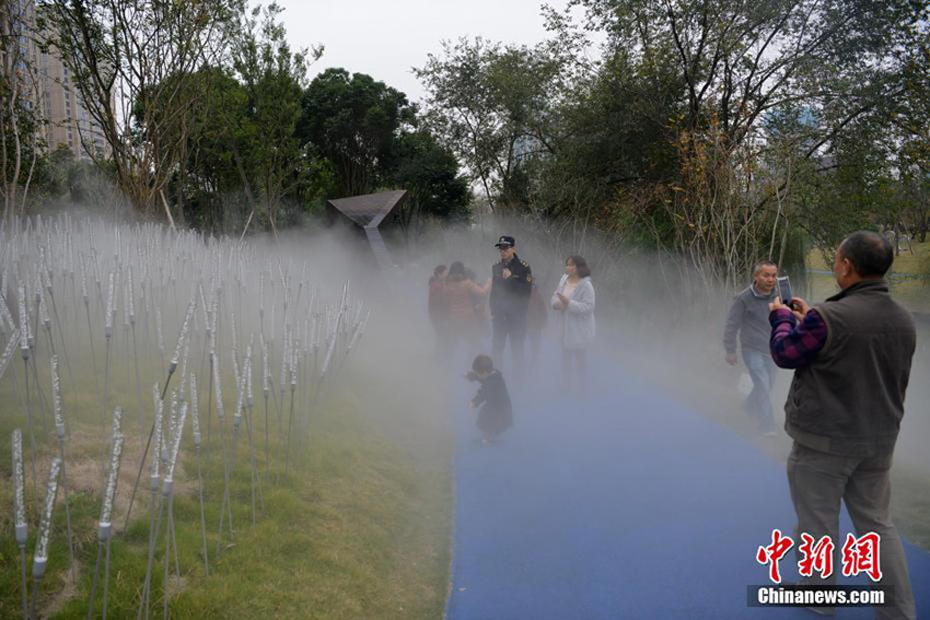 成都市市內(nèi)に設置された「PM2.5」除去用のミスト噴射裝置始動