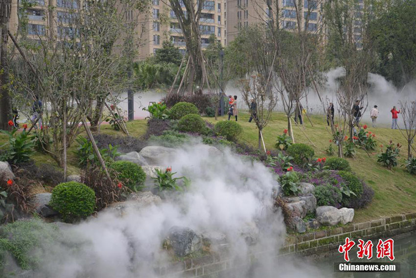 成都市市內(nèi)に設(shè)置された「PM2.5」除去用のミスト噴射裝置始動