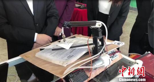 自動ページめくりシステム、大學(xué)生が7日間で開発