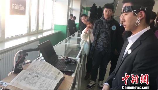 自動ページめくりシステム、大學(xué)生が7日間で開発