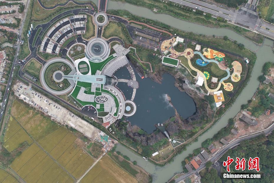 上海の採(cǎi)石場(chǎng)跡地に建設(shè)されたホテル、スイートルームには水族館