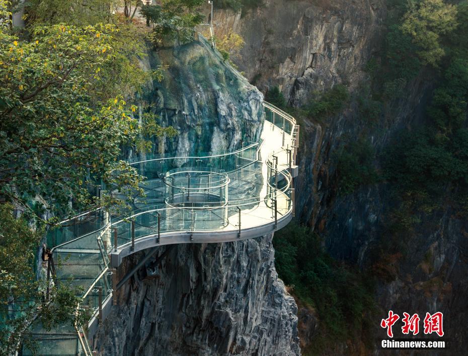 上海の採(cǎi)石場(chǎng)跡地に建設(shè)されたホテル、スイートルームには水族館