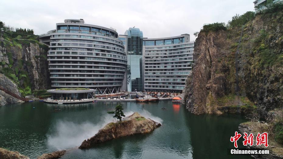 上海の採石場跡地に建設(shè)されたホテル、スイートルームには水族館