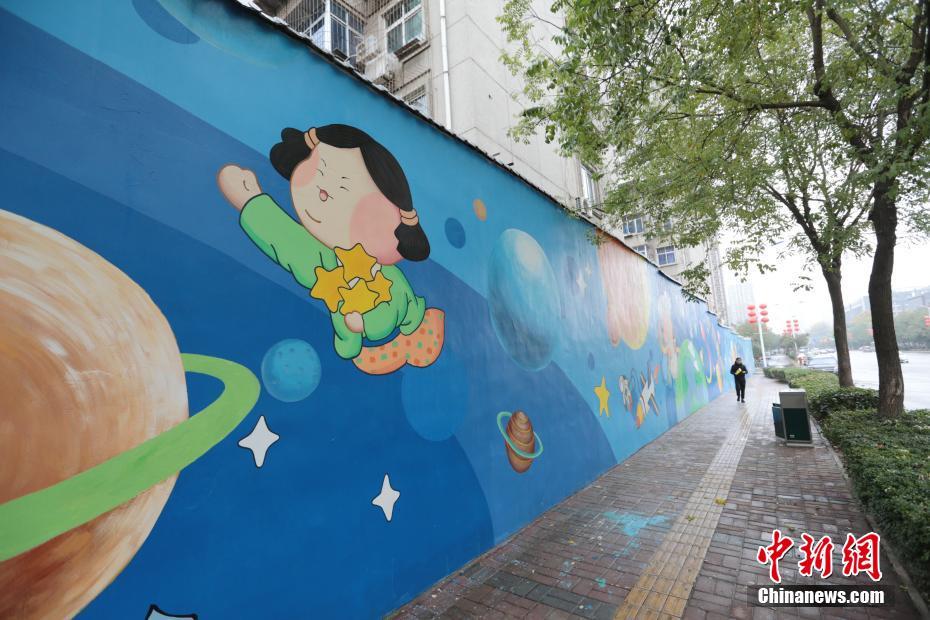 西安市の街中にちびキャラ風(fēng)の唐代仕女の壁畫