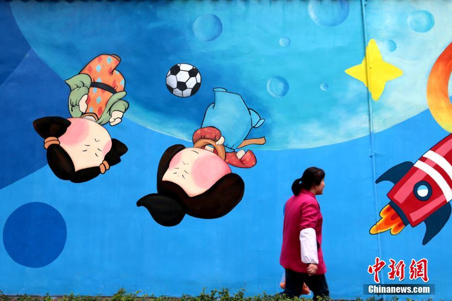 西安市の街中にちびキャラ風(fēng)の唐代仕女の壁畫