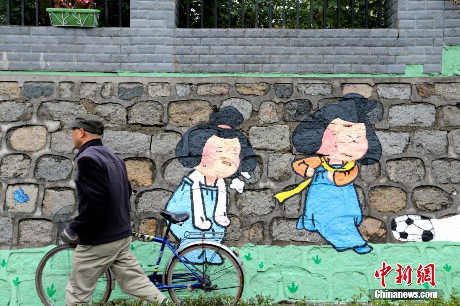 西安市の街中にちびキャラ風(fēng)の唐代仕女の壁畫