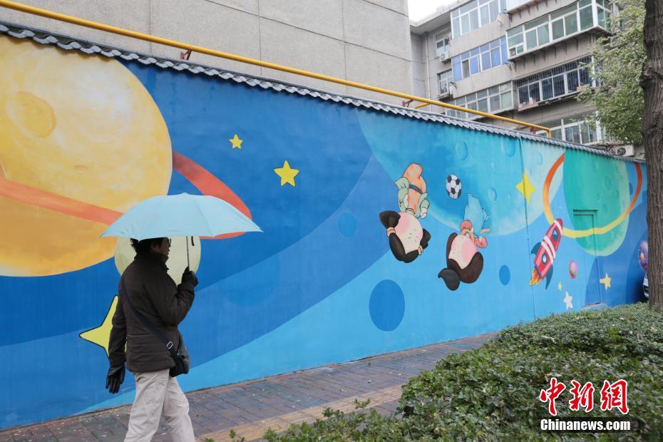 西安市の街中にちびキャラ風の唐代仕女の壁畫