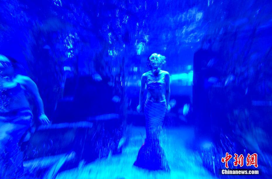 娘の苦手克服応援のため、金槌の母親が「人魚姫」役にチャレンジ