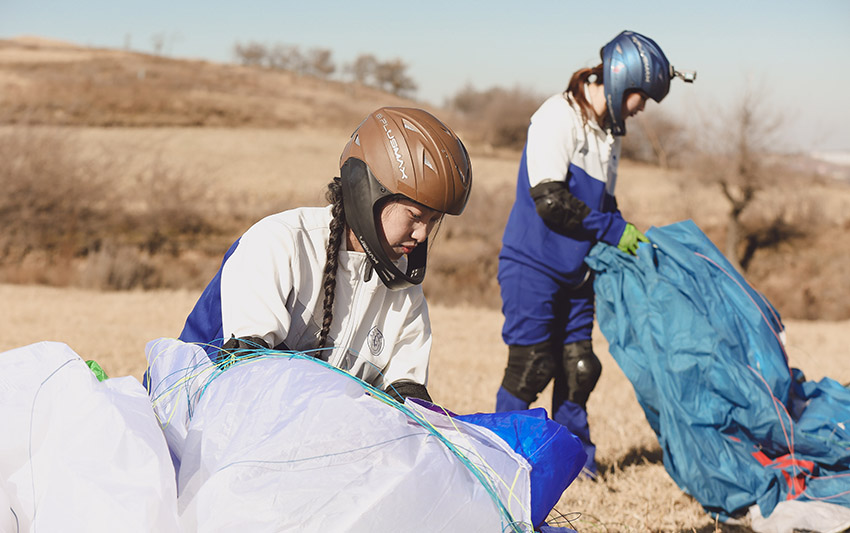 中國(guó)東北3省初の女子大生パラグライダーチームが初飛行に成功