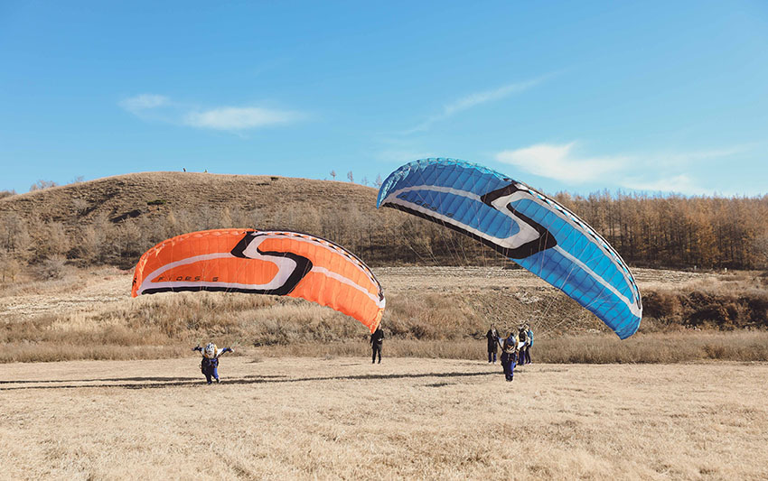 中國(guó)東北3省初の女子大生パラグライダーチームが初飛行に成功