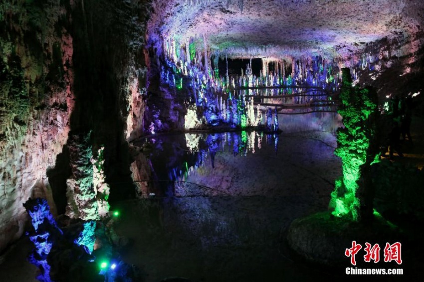 四川省興文石海の天泉洞を探索