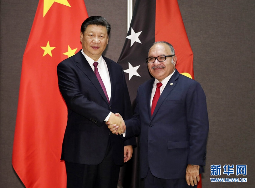  16日、パプアニューギニアの首都ポートモレスビーでピーター?オニール首相と會(huì)談した習(xí)主席。