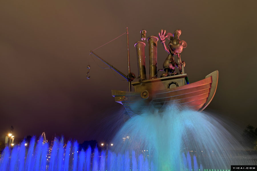 上海ディズニーでミッキー誕生日イベント 花火で祝福