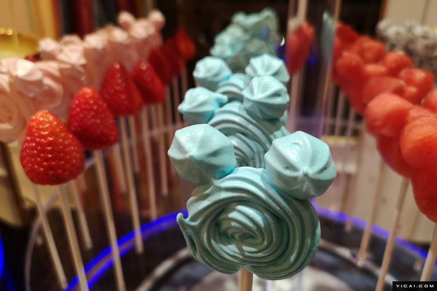 上海ディズニーでミッキー誕生日イベント 花火で祝福