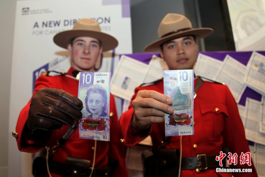 カナダで初の縦長紙幣発行