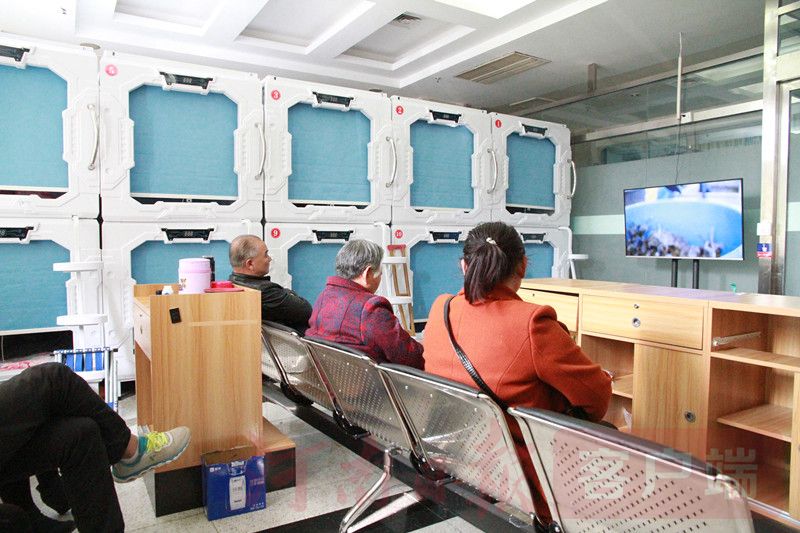 河南省の病院內(nèi)にカプセルホテル？　　ICU患者の家族向けに無償提供