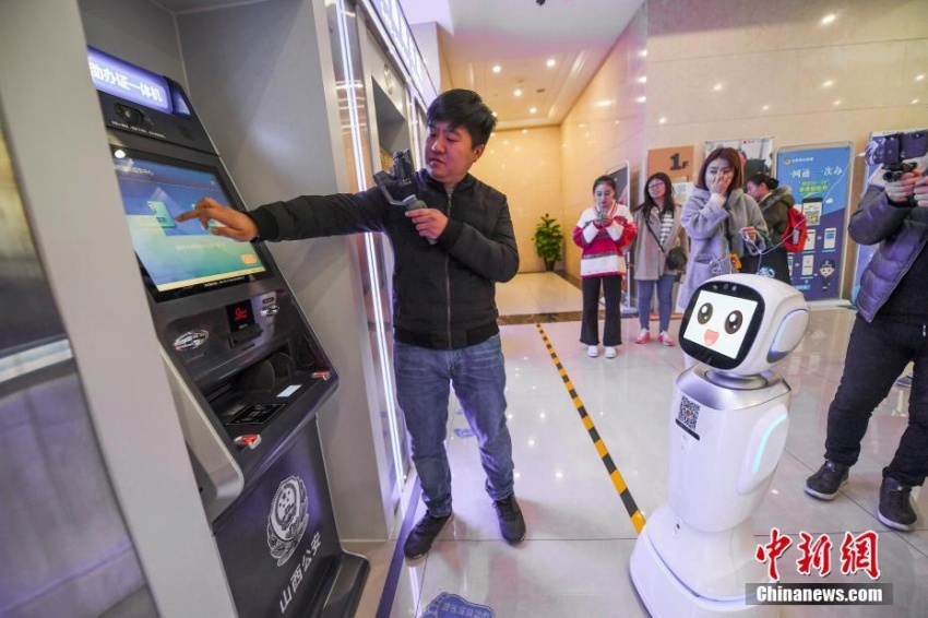 山西省初の警察における事務手続きをサポートするスマートロボットが登場