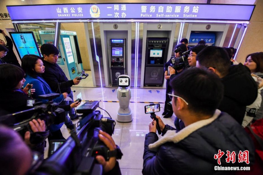 山西省初の警察における事務(wù)手続きをサポートするスマートロボットが登場