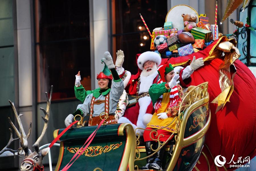 NYメイシーズの感謝祭パレード　楽しいバルーンが次々