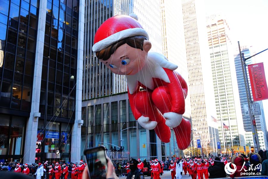 NYメイシーズの感謝祭パレード　楽しいバルーンが次々
