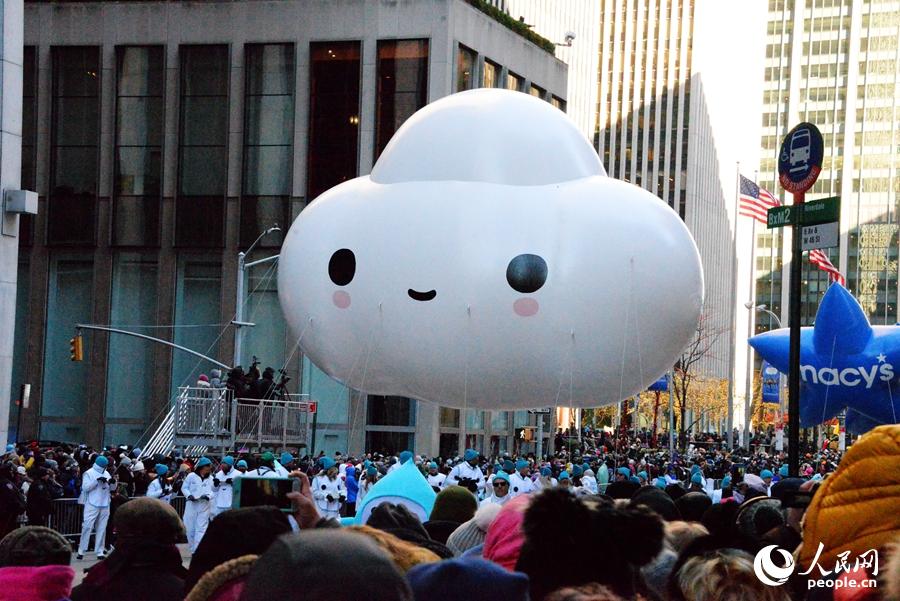 NYメイシーズの感謝祭パレード　楽しいバルーンが次々