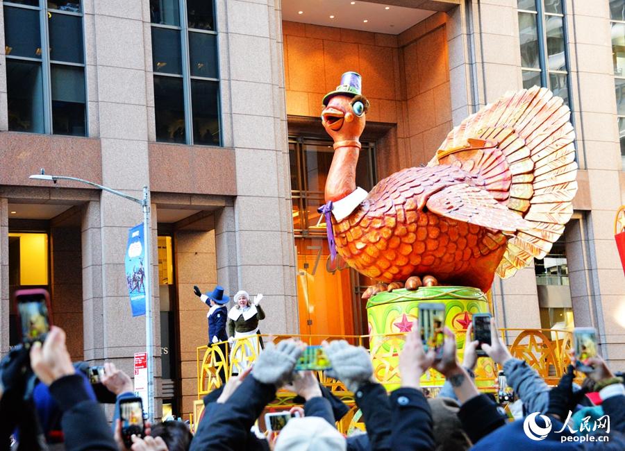 NYメイシーズの感謝祭パレード　楽しいバルーンが次々