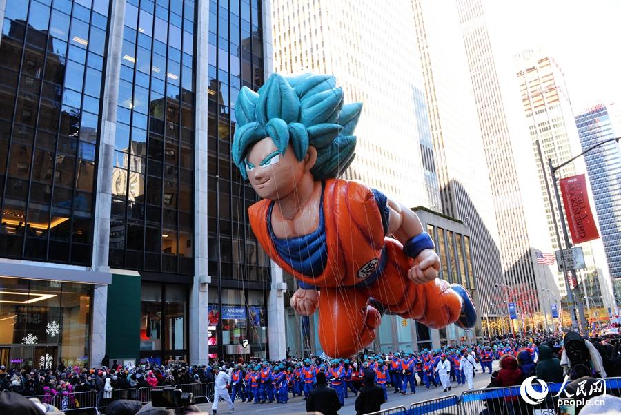 NYメイシーズの感謝祭パレード　楽しいバルーンが次々