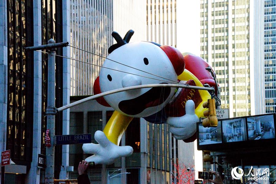 NYメイシーズの感謝祭パレード　楽しいバルーンが次々