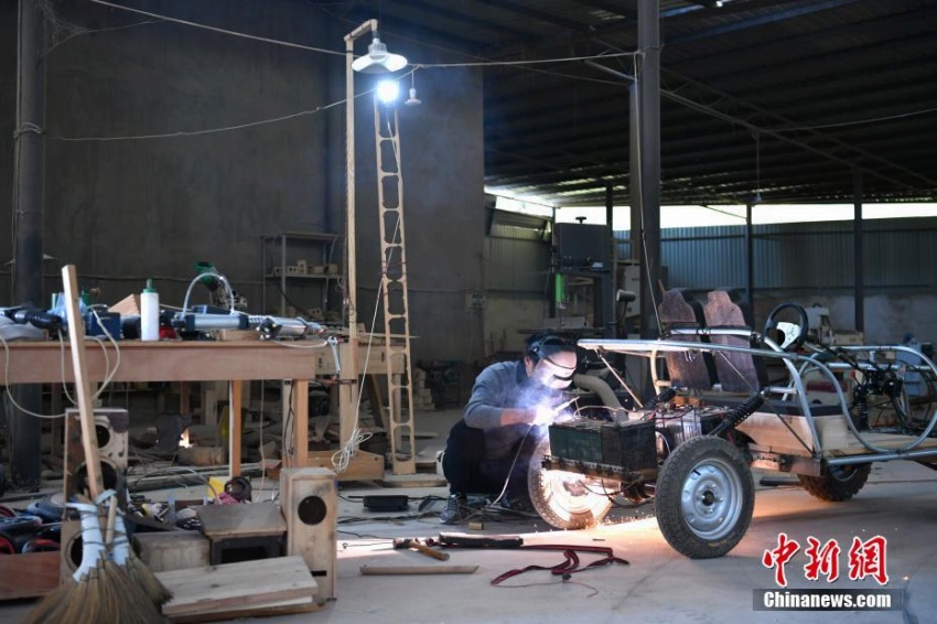 山奧で大工しながら人生満喫、「ちょっと違う」暮らし楽しむ若夫婦