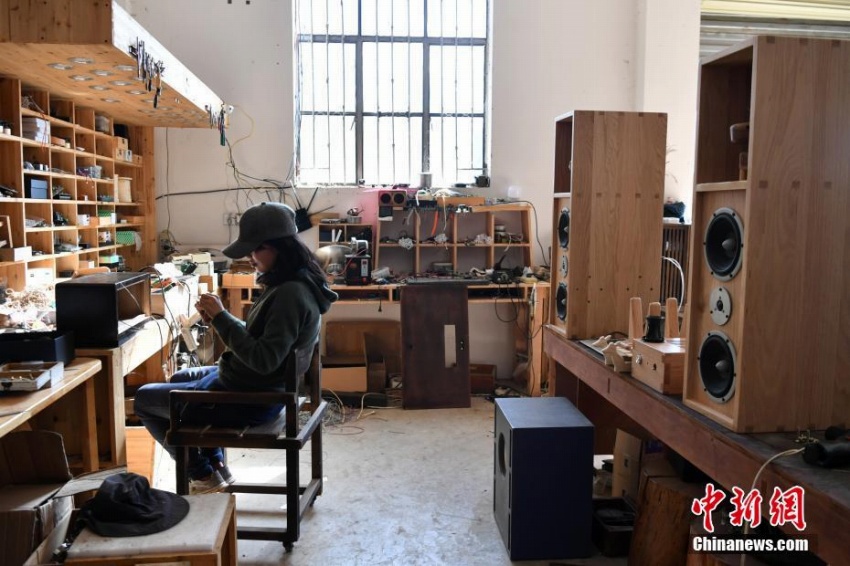 山奧で大工しながら人生満喫、「ちょっと違う」暮らし楽しむ若夫婦