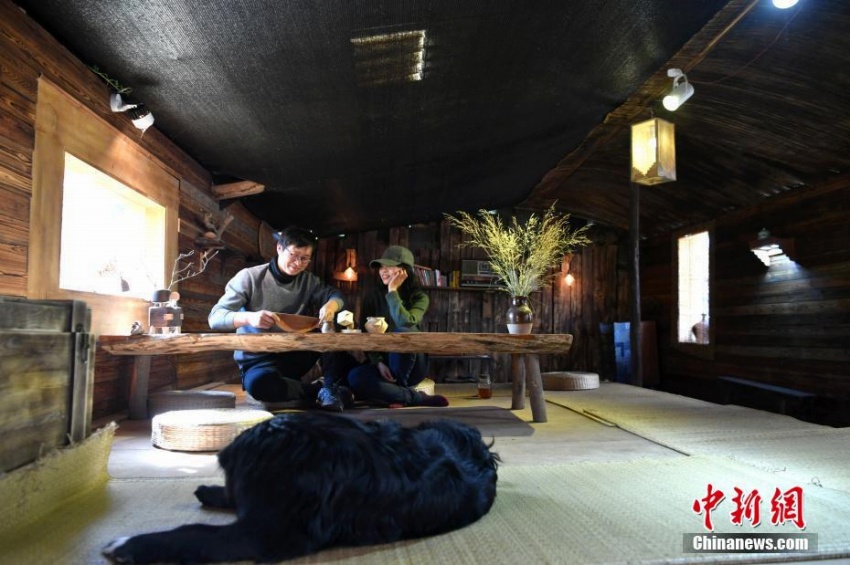 山奧で大工しながら人生満喫、「ちょっと違う」暮らし楽しむ若夫婦