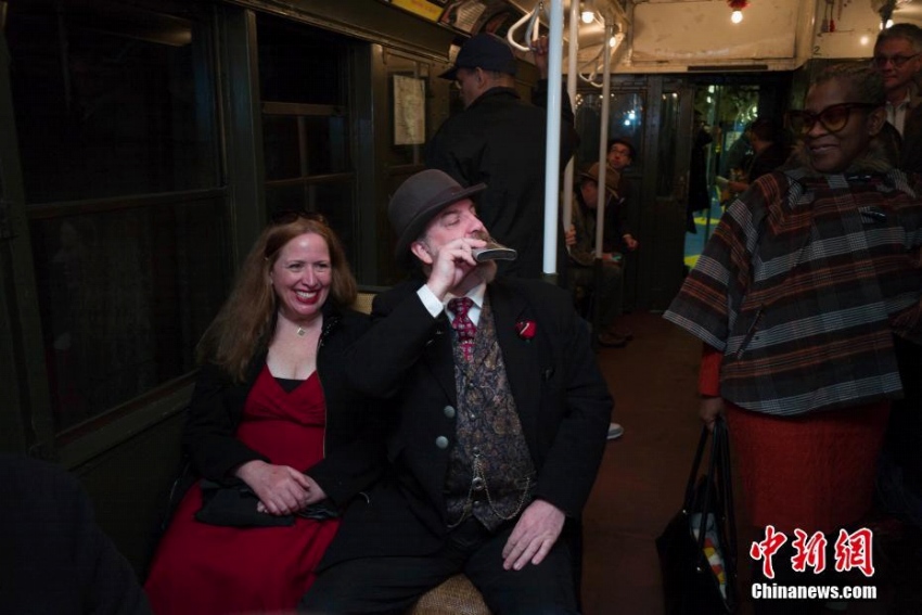 マンハッタンに20世紀初頭の地下鉄車両　ニューヨーカーもレトロな裝いに