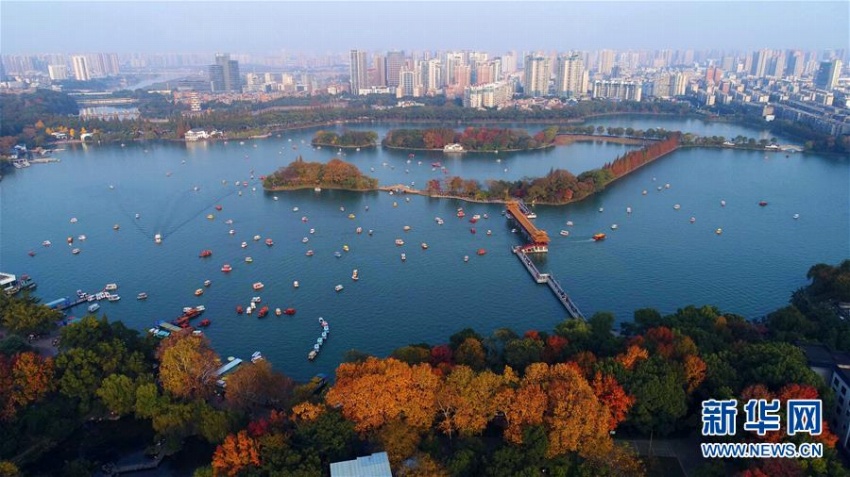 赤く色づく紅葉とエメラルドの湖水が織りなす美しい景色　湖南省