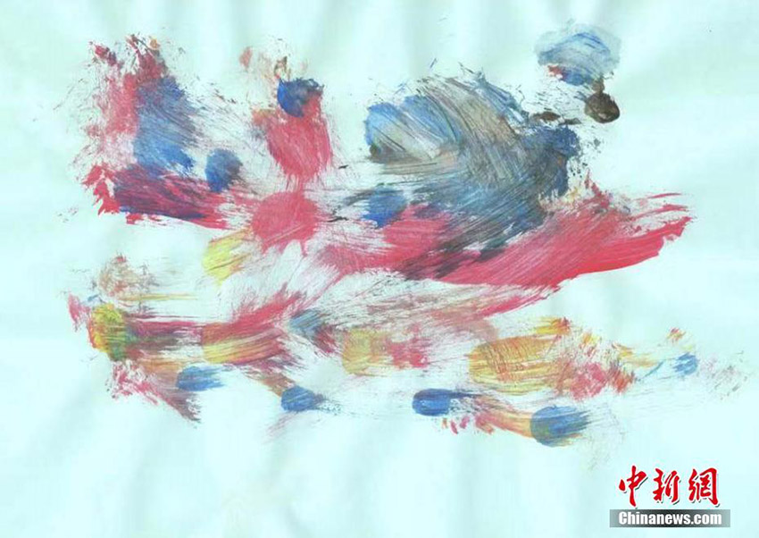 動(dòng)物界の「魂の畫(huà)家」　お絵かき大好きな19歳のオランウータン