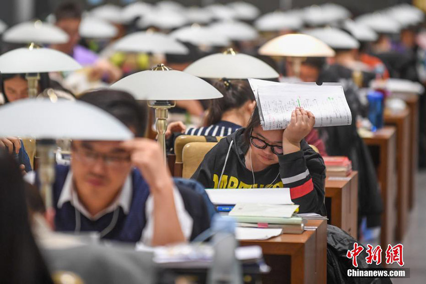 受験生たちが図書館で最後の追い込み　自習(xí)室は空席無し