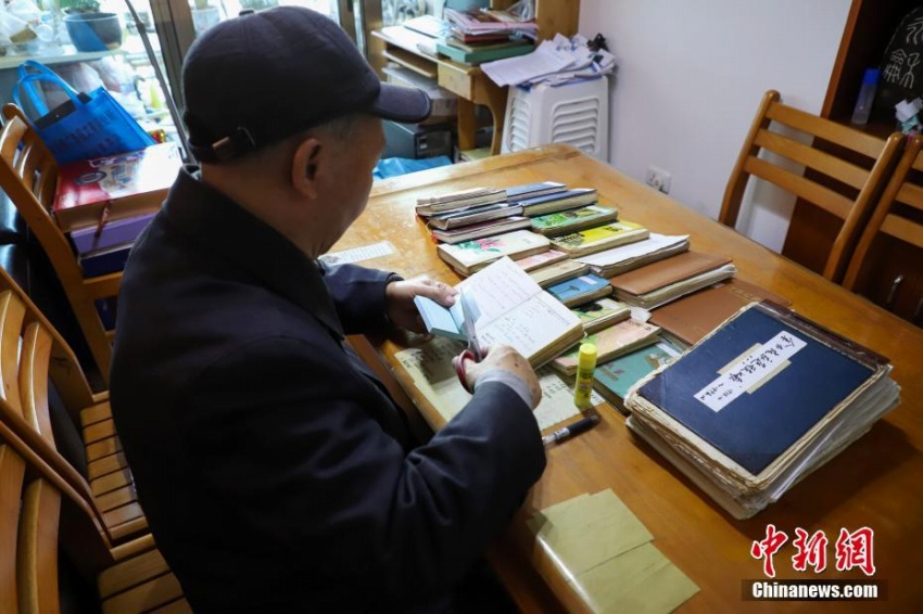 貴陽市の70代男性が40年間記録し続けた日記帳と家計(jì)簿