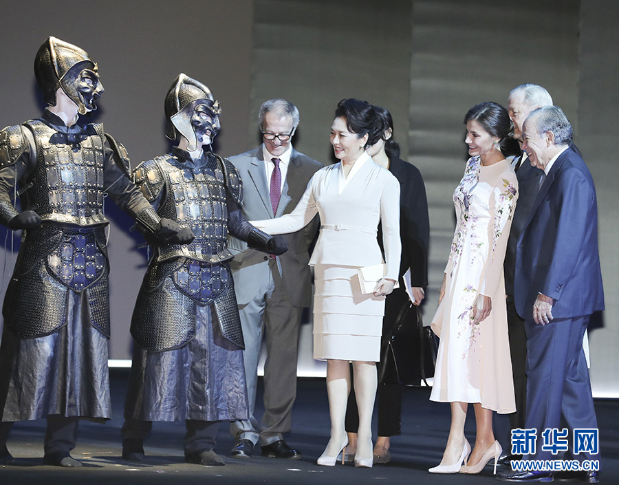 彭麗媛夫人がスペイン王立劇場を見學(xué)