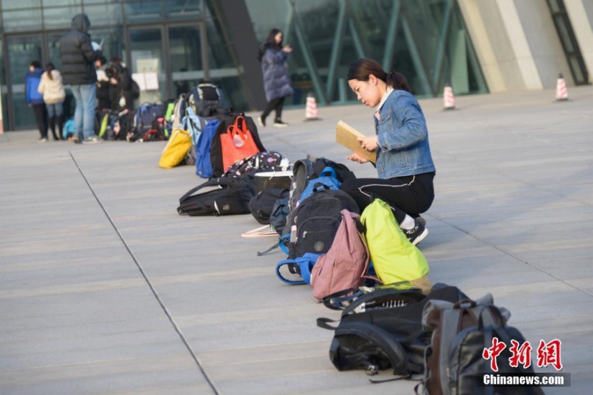 図書館自習(xí)室の席取りに受験生たちのリュックが長(zhǎng)蛇の列　山西省