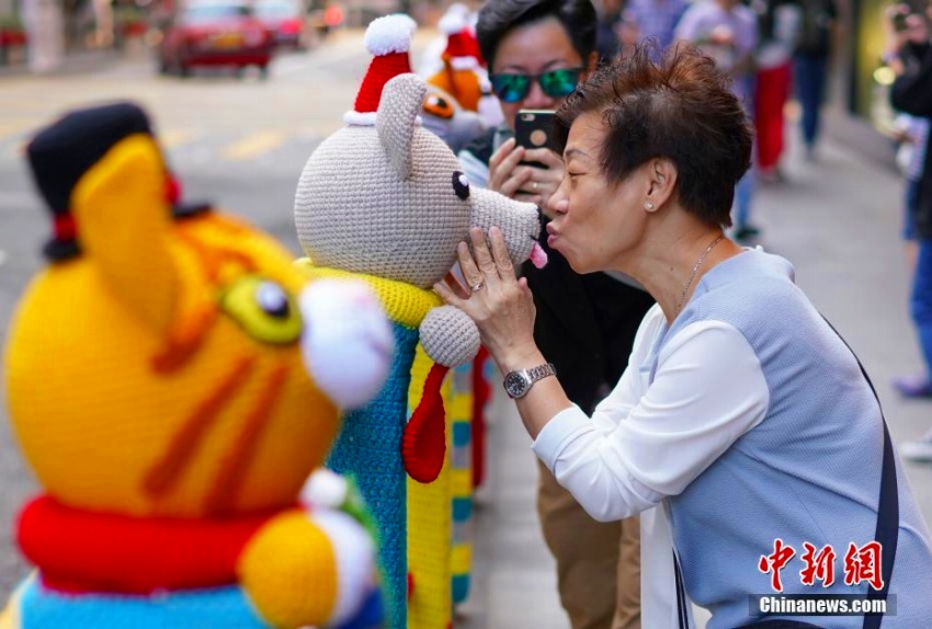 香港地區(qū)の街中のガードパイプにクリスマス風(fēng)ニット裝飾