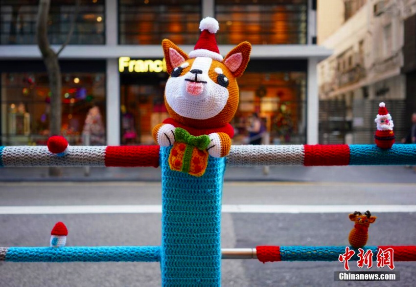 香港地區(qū)の街中のガードパイプにクリスマス風(fēng)ニット裝飾