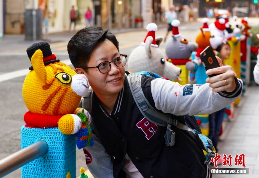 香港地區(qū)の街中のガードパイプにクリスマス風(fēng)ニット裝飾