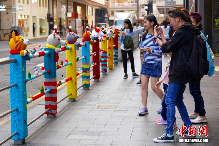 香港地區(qū)の街中のガードパイプにクリスマス風(fēng)ニット裝飾